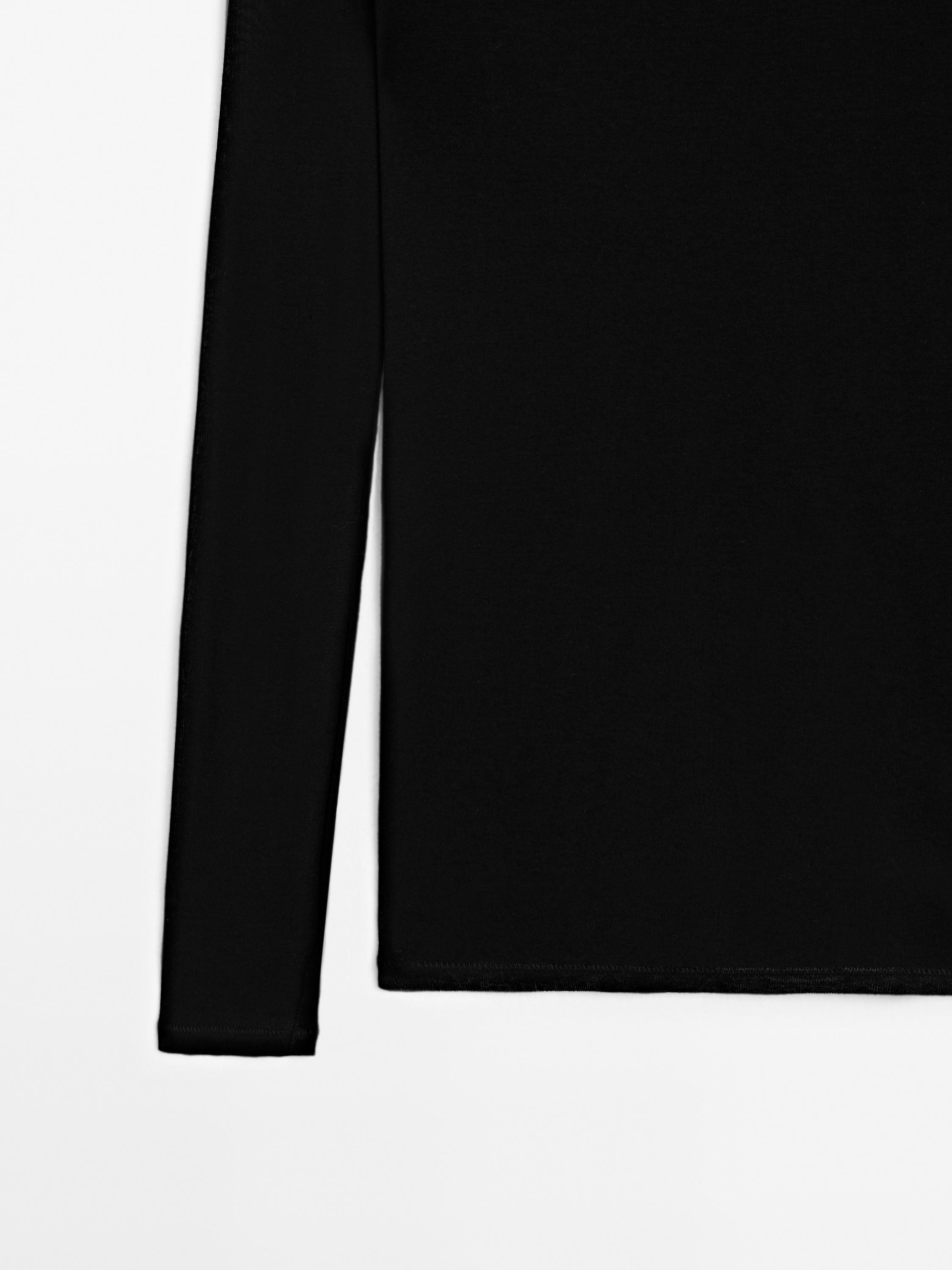 100% cotton T-shirt with neckline detail