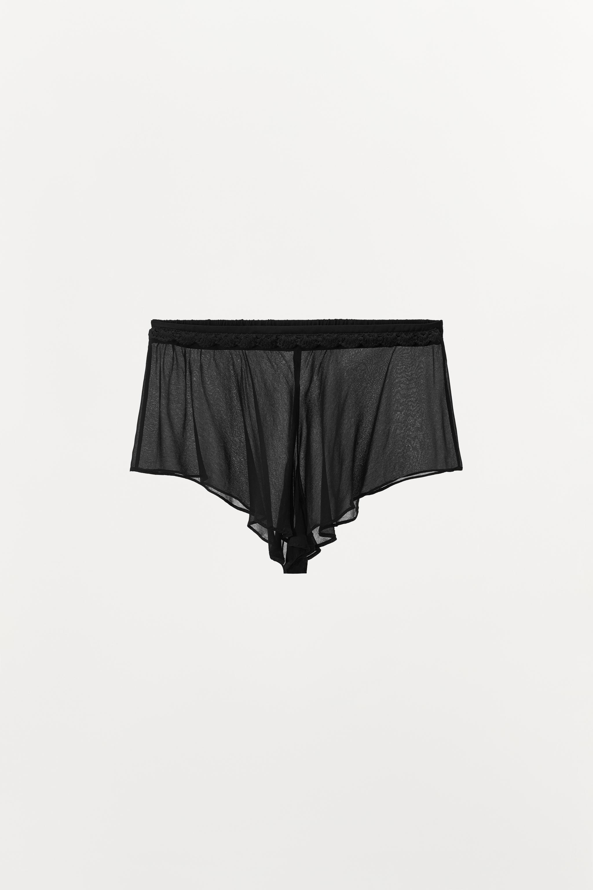 SHORT AVEC DÉTAIL EN CROCHET