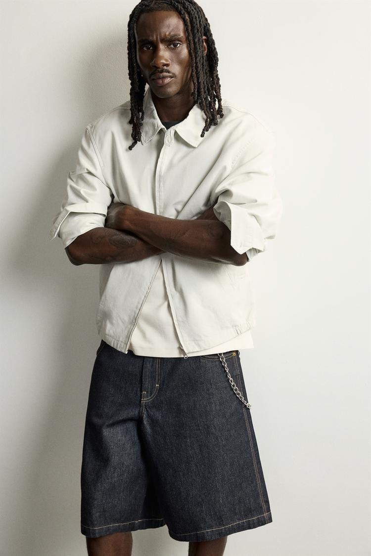 Pantalones cortos de mezclilla de corte relajado con cadena 5