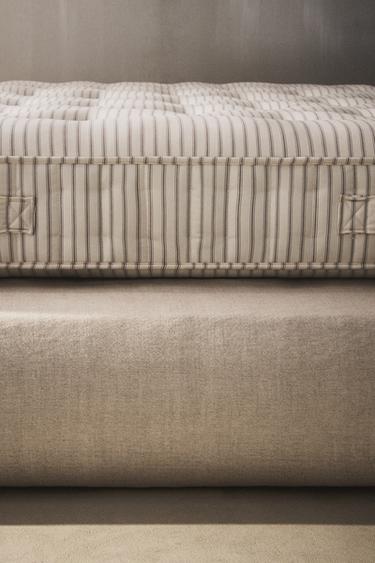 POLSTRET SENGEBASE - lys beig fra Zara