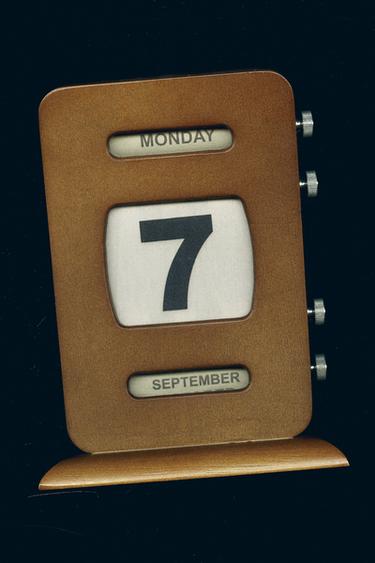MANUAL TABLE CALENDAR - Brown by Zara