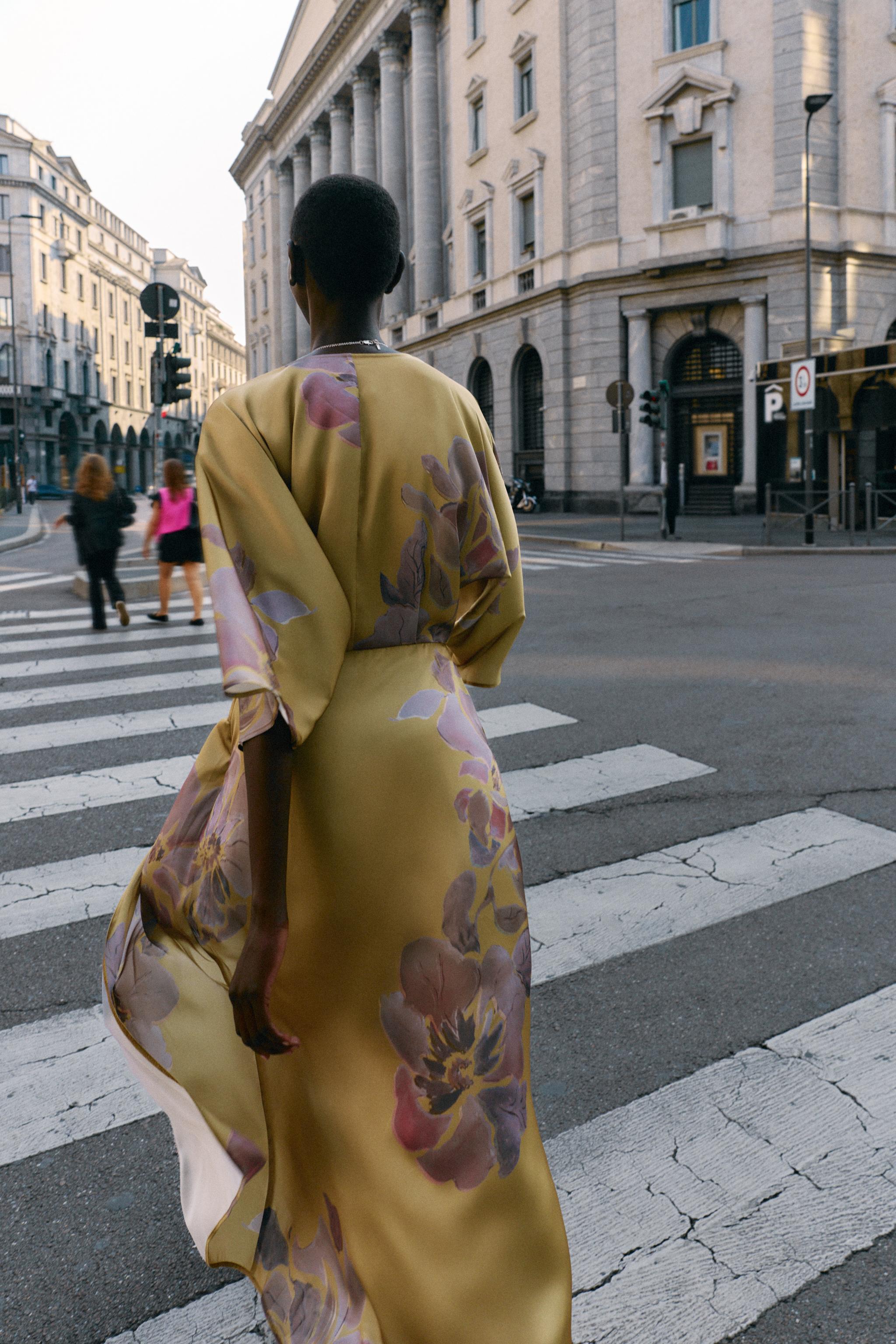 プリント柄サテンミディ丈ワンピース - ブラウン/グリーン プリント柄サテンミディ丈ワンピース - ブラウン/グリーン