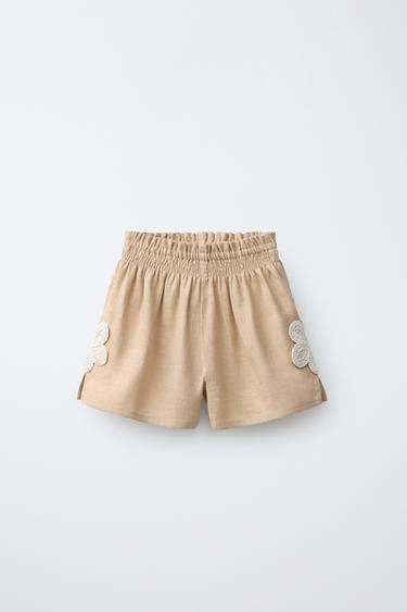 BERMUDASHORTS MIT HÄKELBLUMEN AUS 100 % LEINEN - grau-beige von Zara