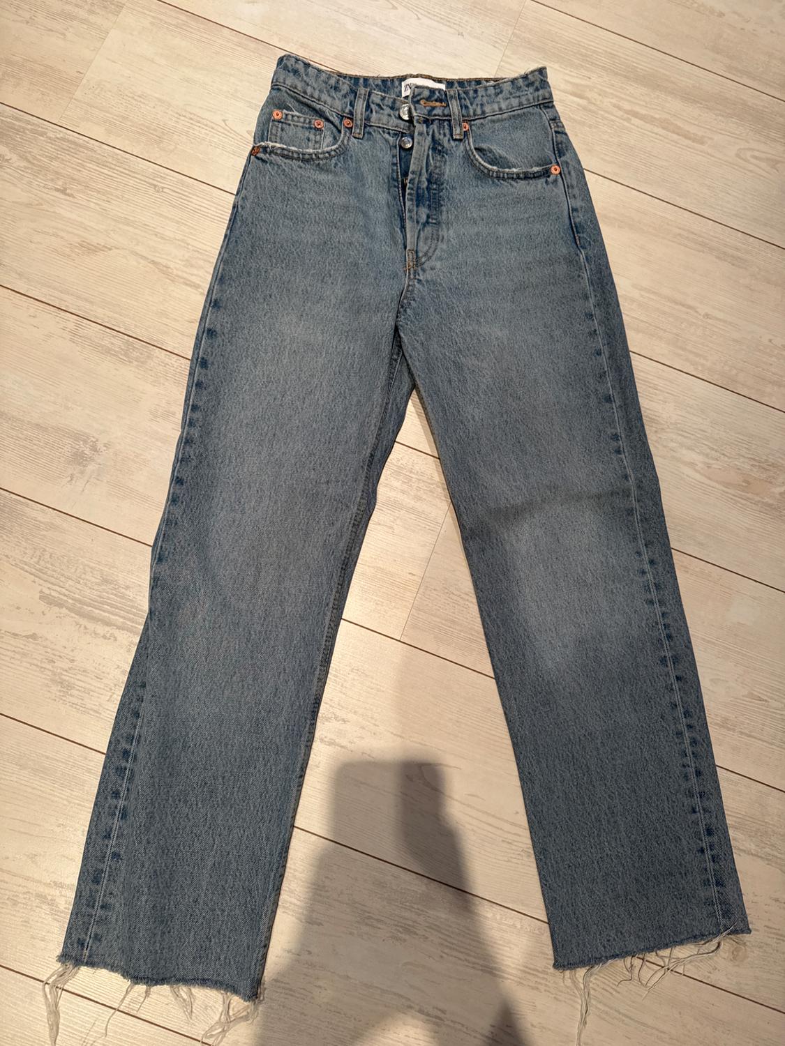 HI-RISE STRAIGHT-LEG JEANS WITH RIPS