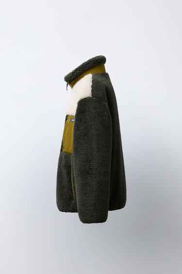 КУРТКА ИЗ ИСКУССТВЕННОЙ ОВЧИНЫ В СТИЛЕ КОЛОР-БЛОК — ХАКИ от Zara