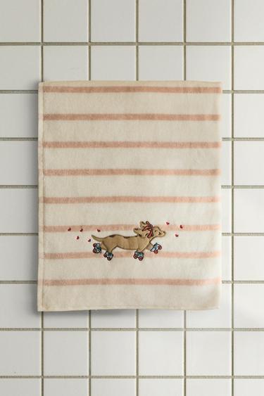 TOALHA BANHO INFANTIL RISCAS CÃO PATINADOR - Rosa / Branco da Zara