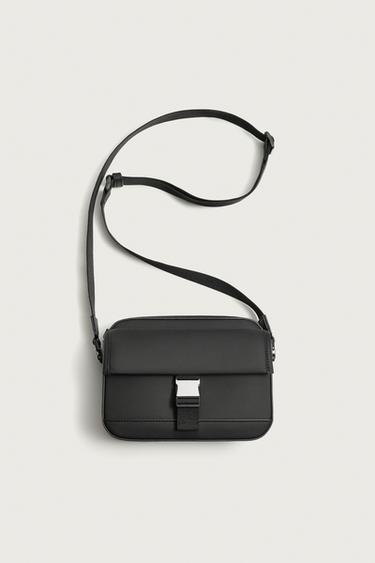 BANDOLERA ENGOMADA HEBILLA - Negro de Zara