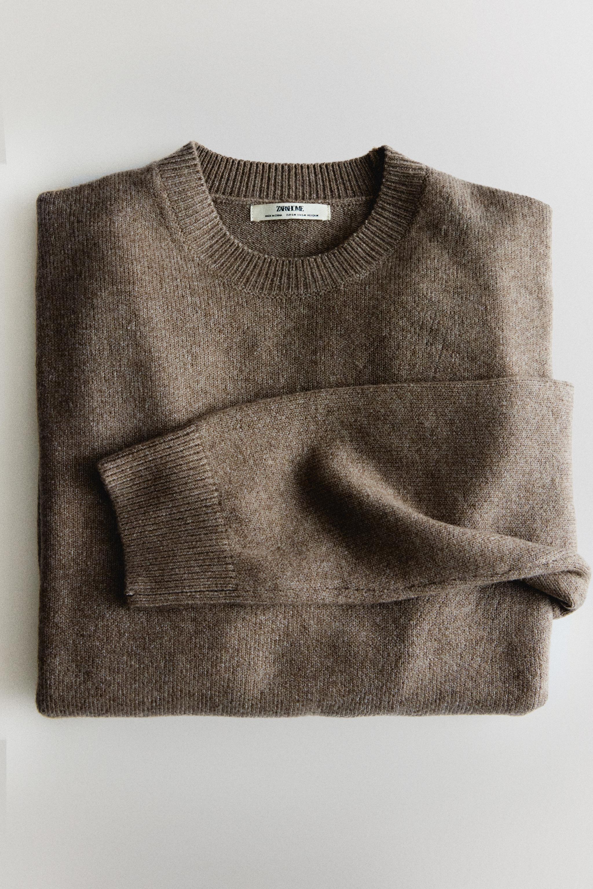 ROUND NECK SWEATER