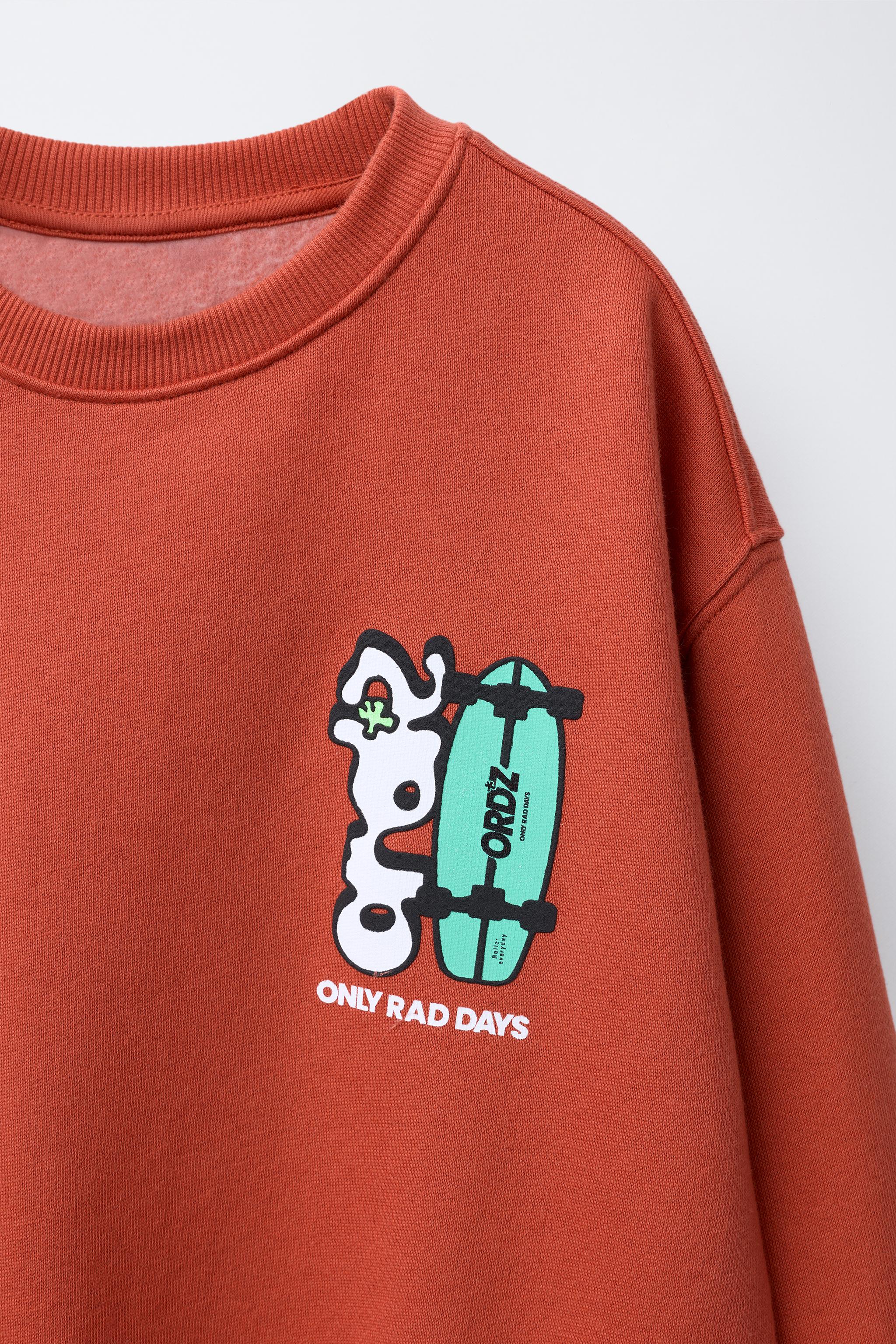 RAISED PRINT SWEATSHIRT