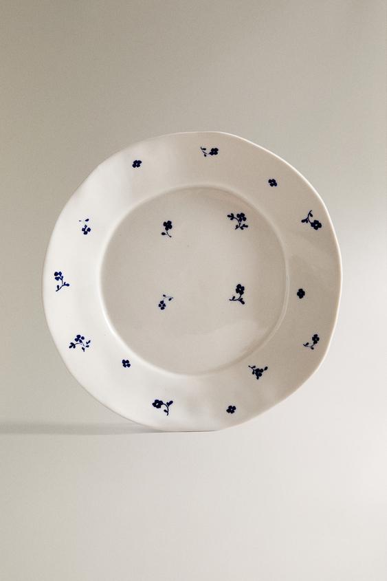 PRATO RASO DE PORCELANA COM FLOR - Branco / Azul-marinho da Zara - Imagem 0