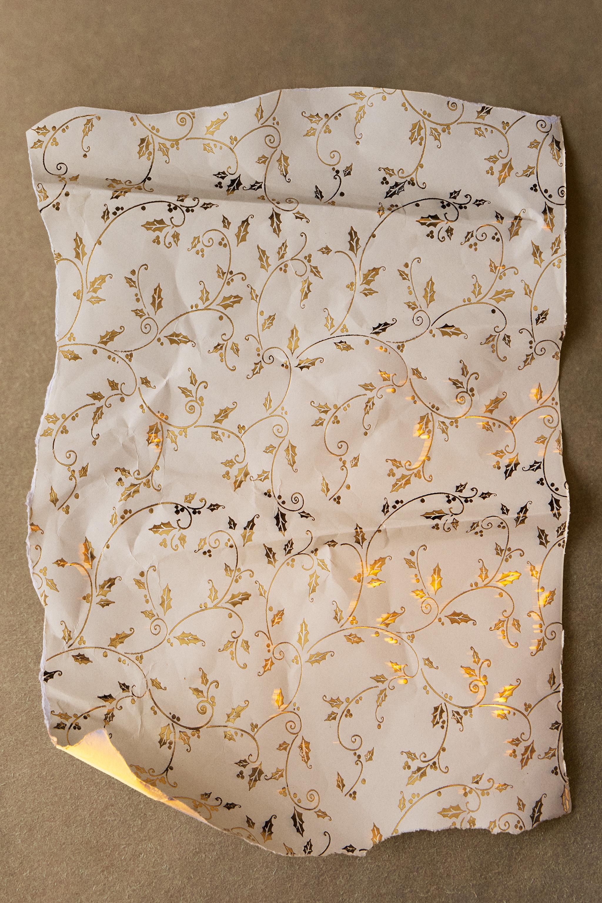 CHRISTMAS LEAF GIFT WRAP