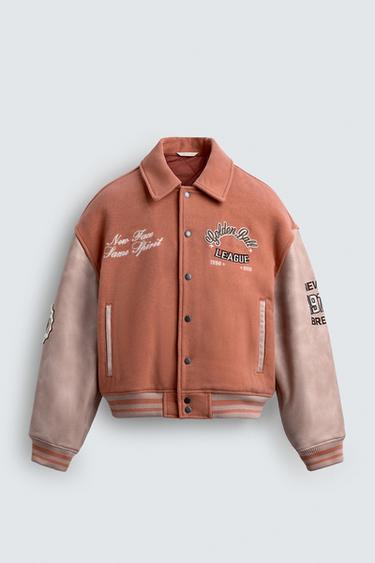 КРАТКА БОМБЕР ЈАКНА СО НАШИВКИ - Пастелно розева од Zara