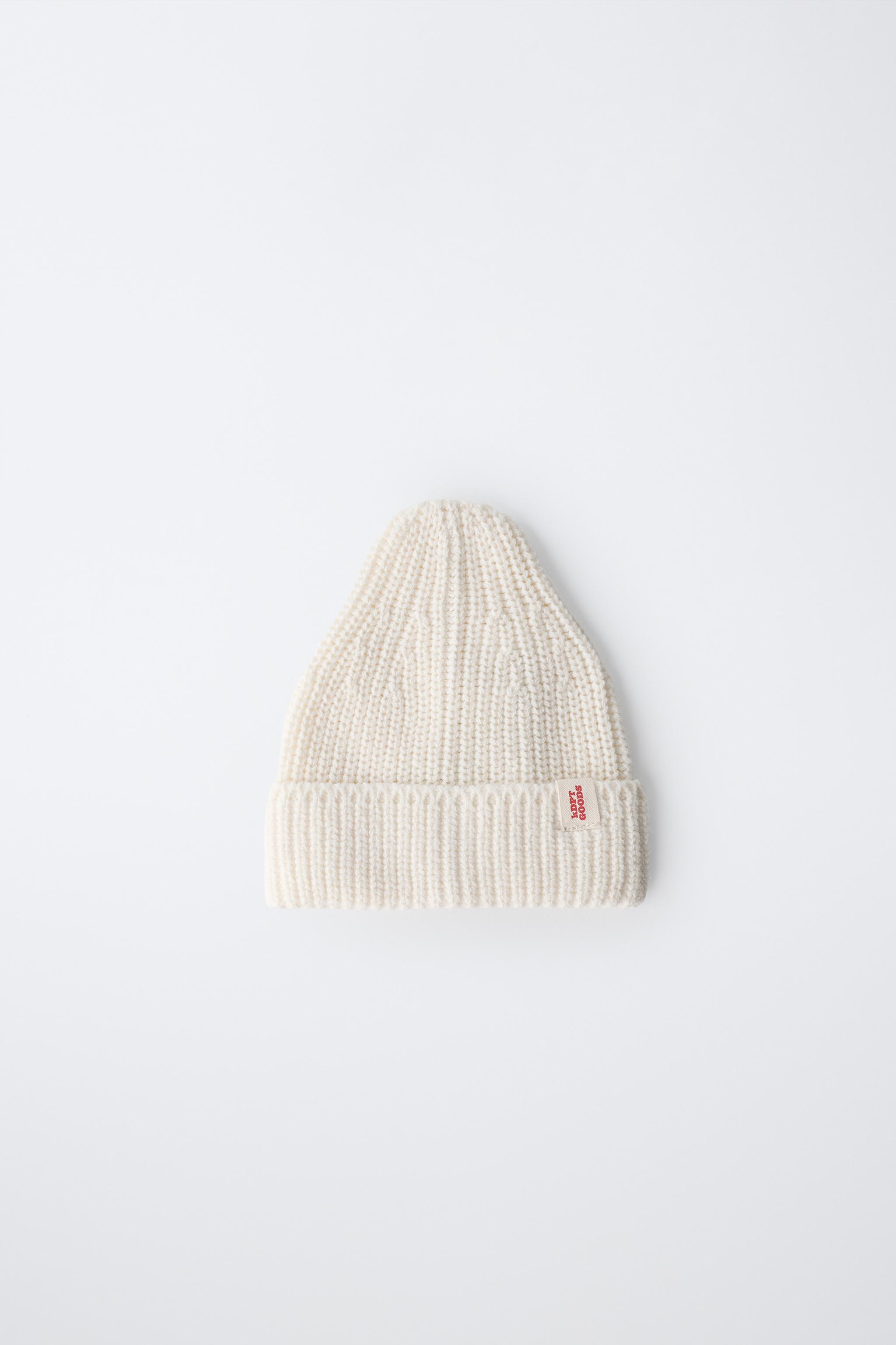 KNIT BEANIE WITH LABEL