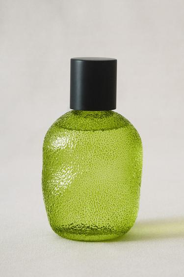 (190 ML) BERGAMOT & SANDALWOOD FABRIC FRESHENER SPRAY - خَام / أخضر الخاص بـ Zara