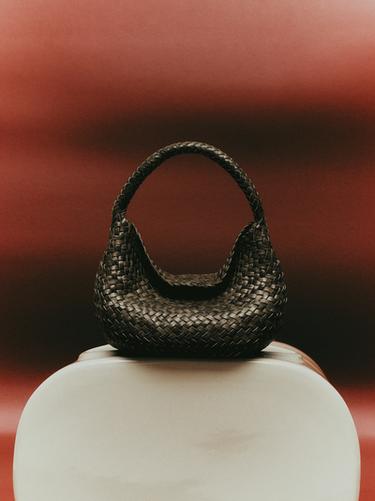 Bolso mini trenzado piel napa - Khaki de Zara - Imagen 0