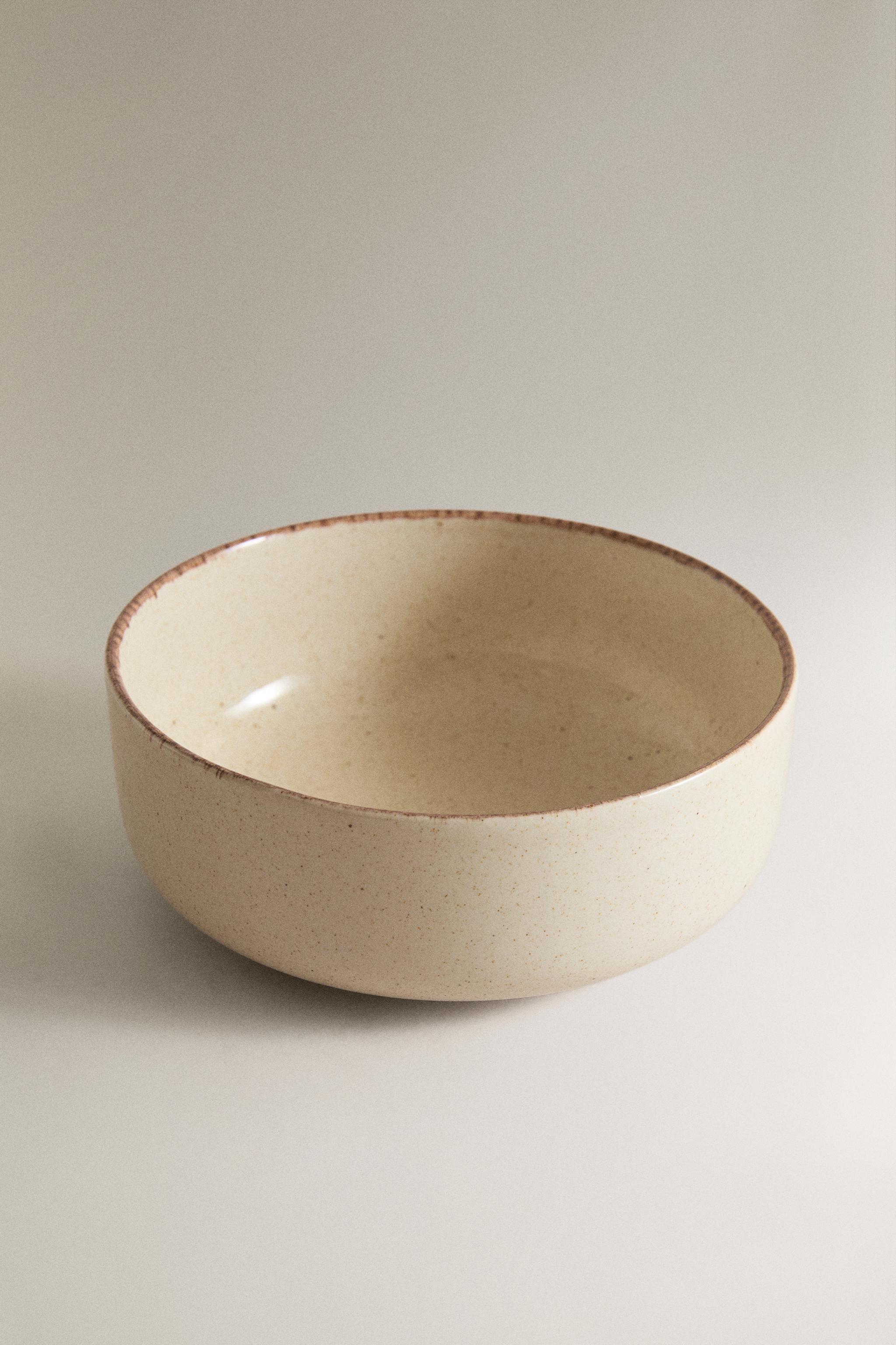 STONEWARE BOWL WITH AGED RIM — Light ecru