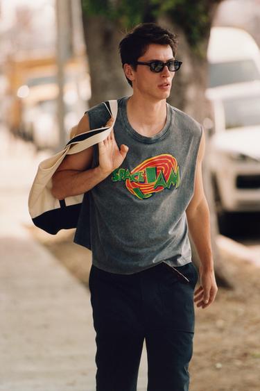 تيشرت SPACE JAM™ & ©  X DYLAN´S T-SHIRT CLUB X ZARA - رمادي أنثراسايت الخاص بـ Zara