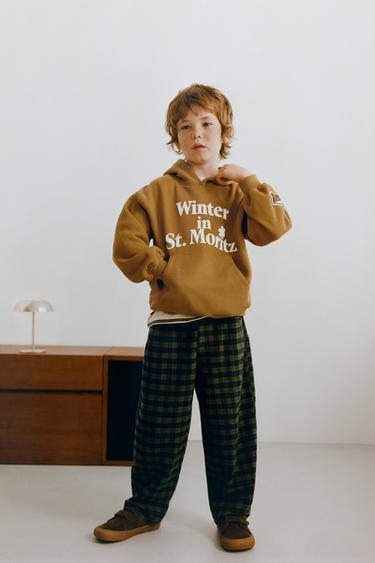 ХУДИ С РЕЛЬЕФНЫМ ТЕКСТОМ — ОХРА от Zara