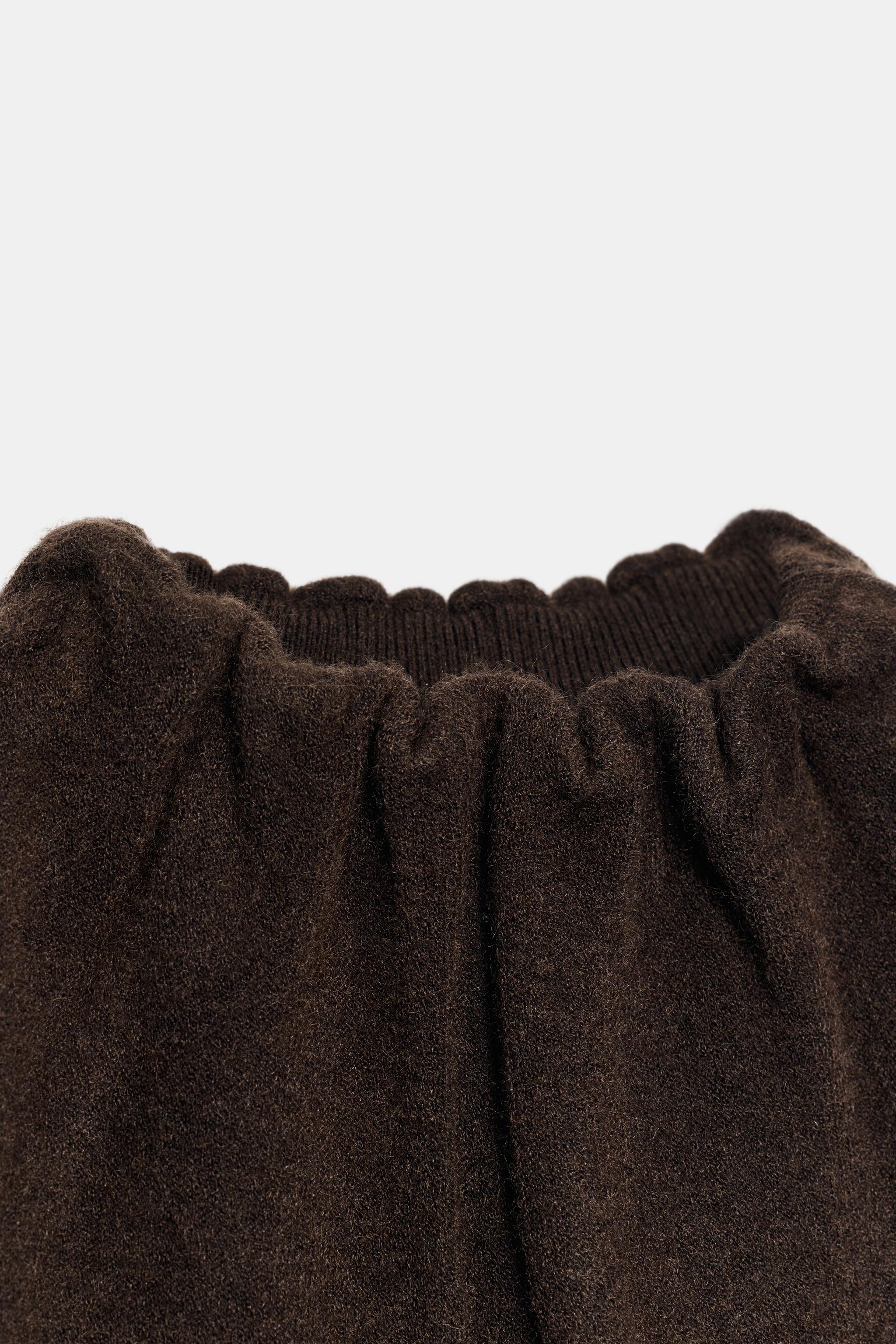 RUFFLED COLLAR KNIT SWEATER