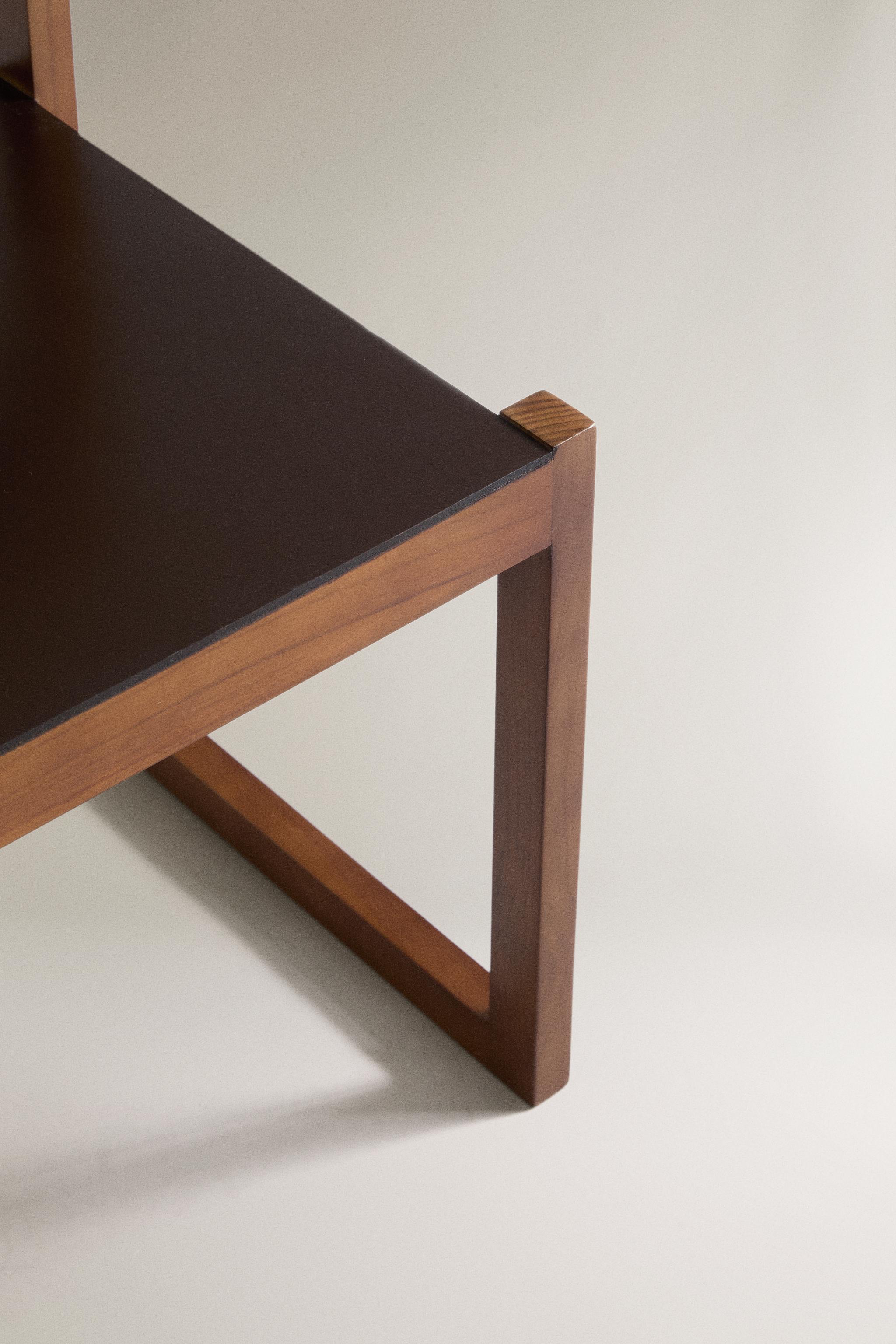 WOOD AND LEATHER FRAME CHAIR — Dark burgundy