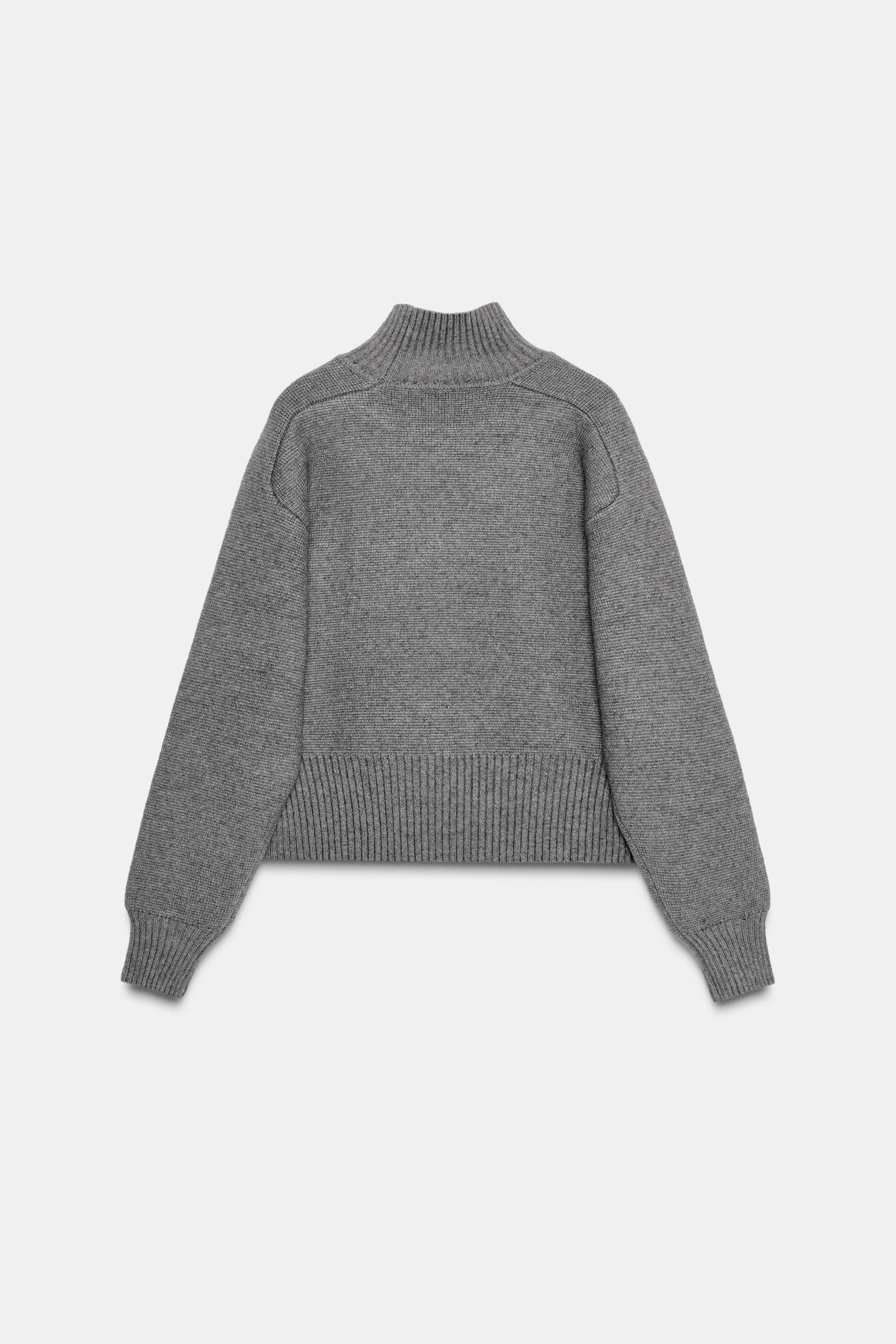 PULL EN MAILLE AVEC OUVERTURE AU COL