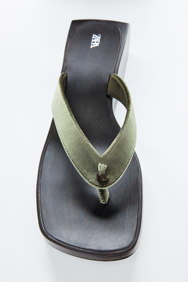 SANDALIA CUÑA EFECTO TERCIOPELO - KAKI de Zara