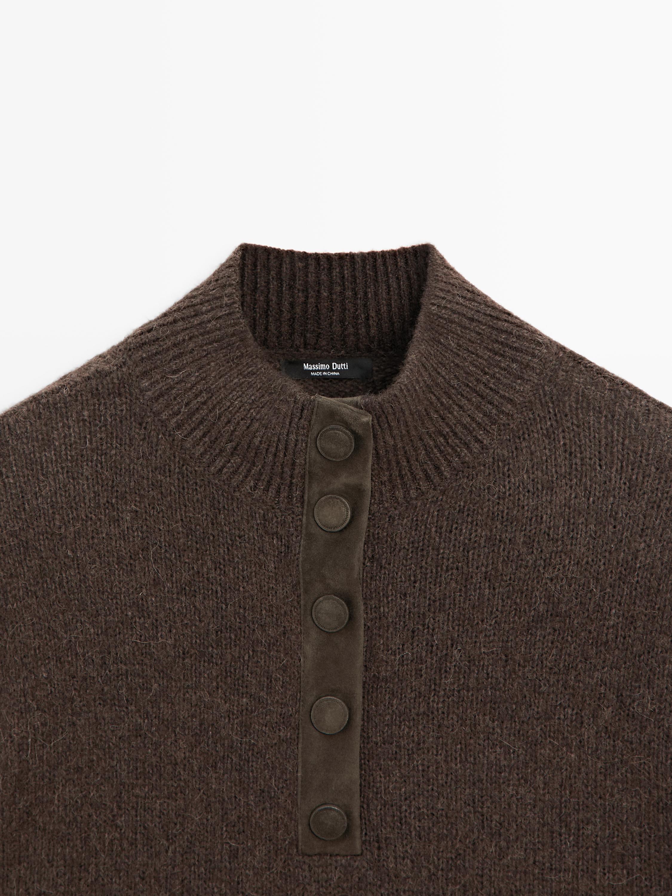 High neck knit sweater with snap buttons