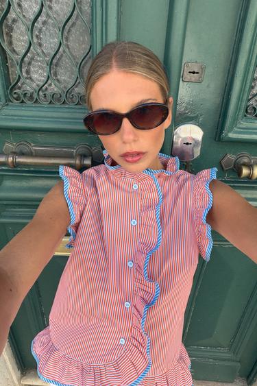 BLUSA VOLANTES RAYAS - Rojo de Zara