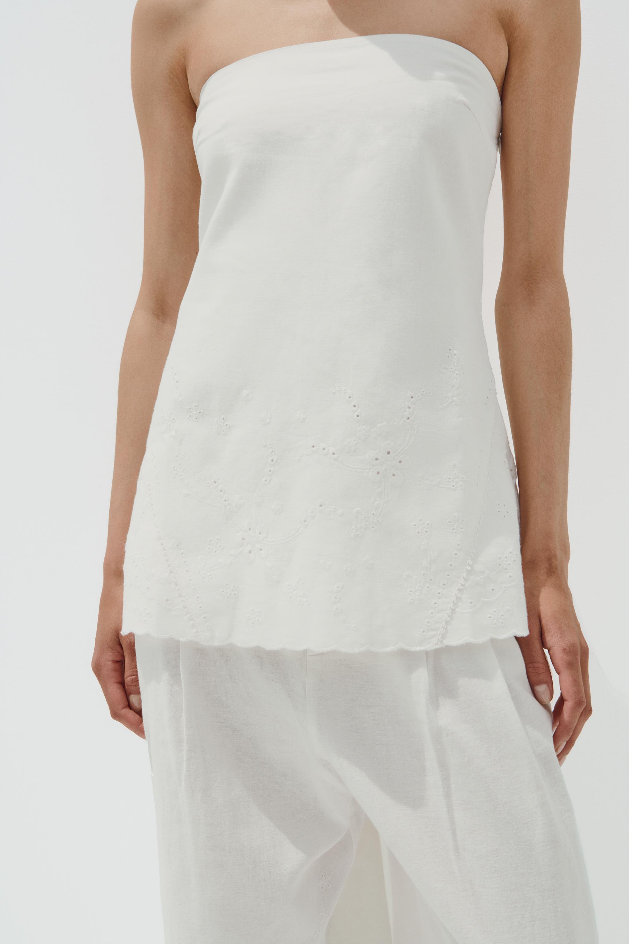 EMBROIDERED STRAPLESS TOP