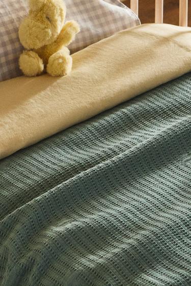 Zara CHILDREN’S WAFFLE-KNIT BEDSPREAD WITH STARS - Green