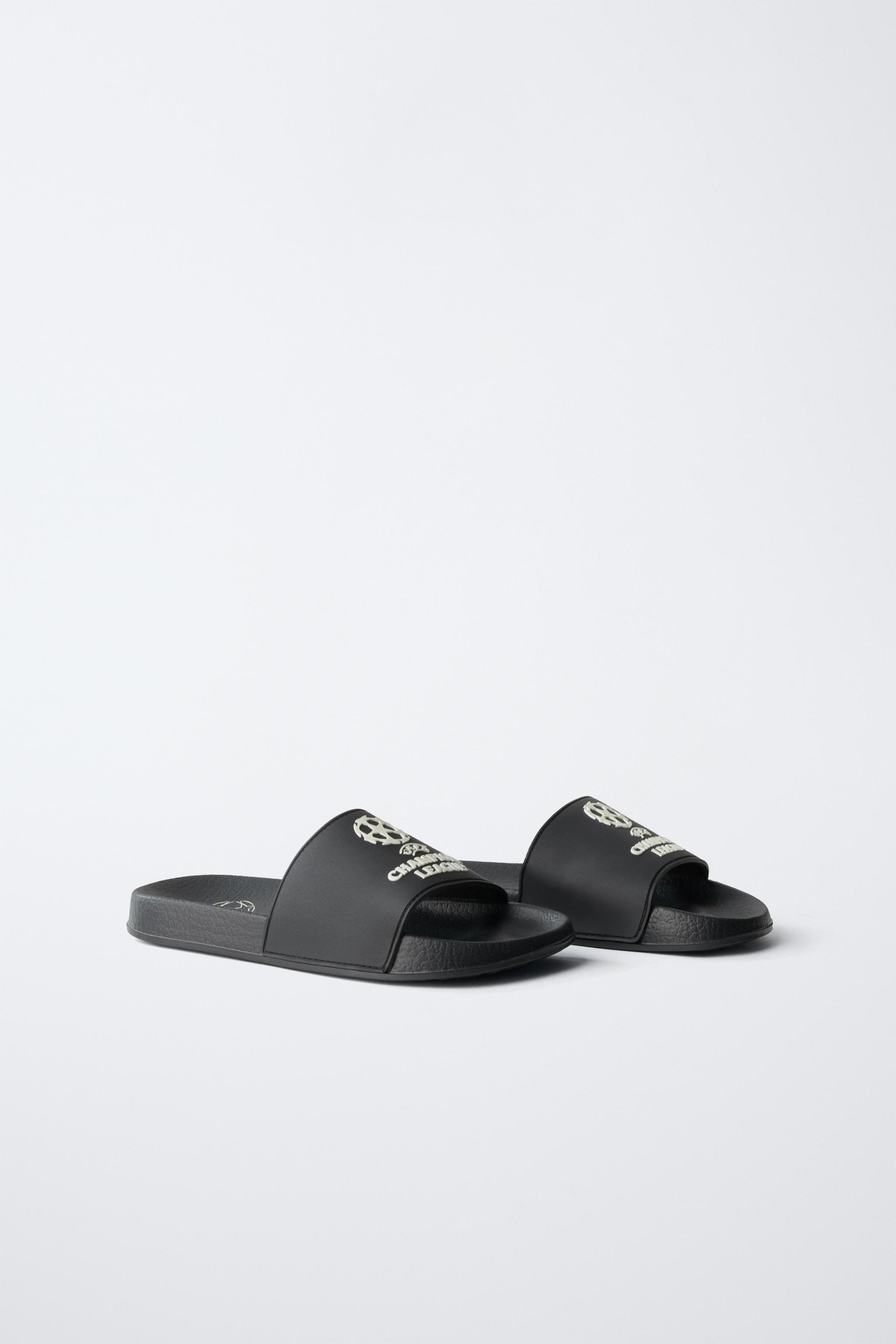 Детские сандалии Zara UEFA CHAMPIONS LEAGUE® GLOW-IN-THE-DARK POOL SLIDES — фото 2