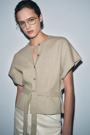 جاكيت محاك بحزام وأكمام قصيرة - رمادي داكن الخاص بـ Zara