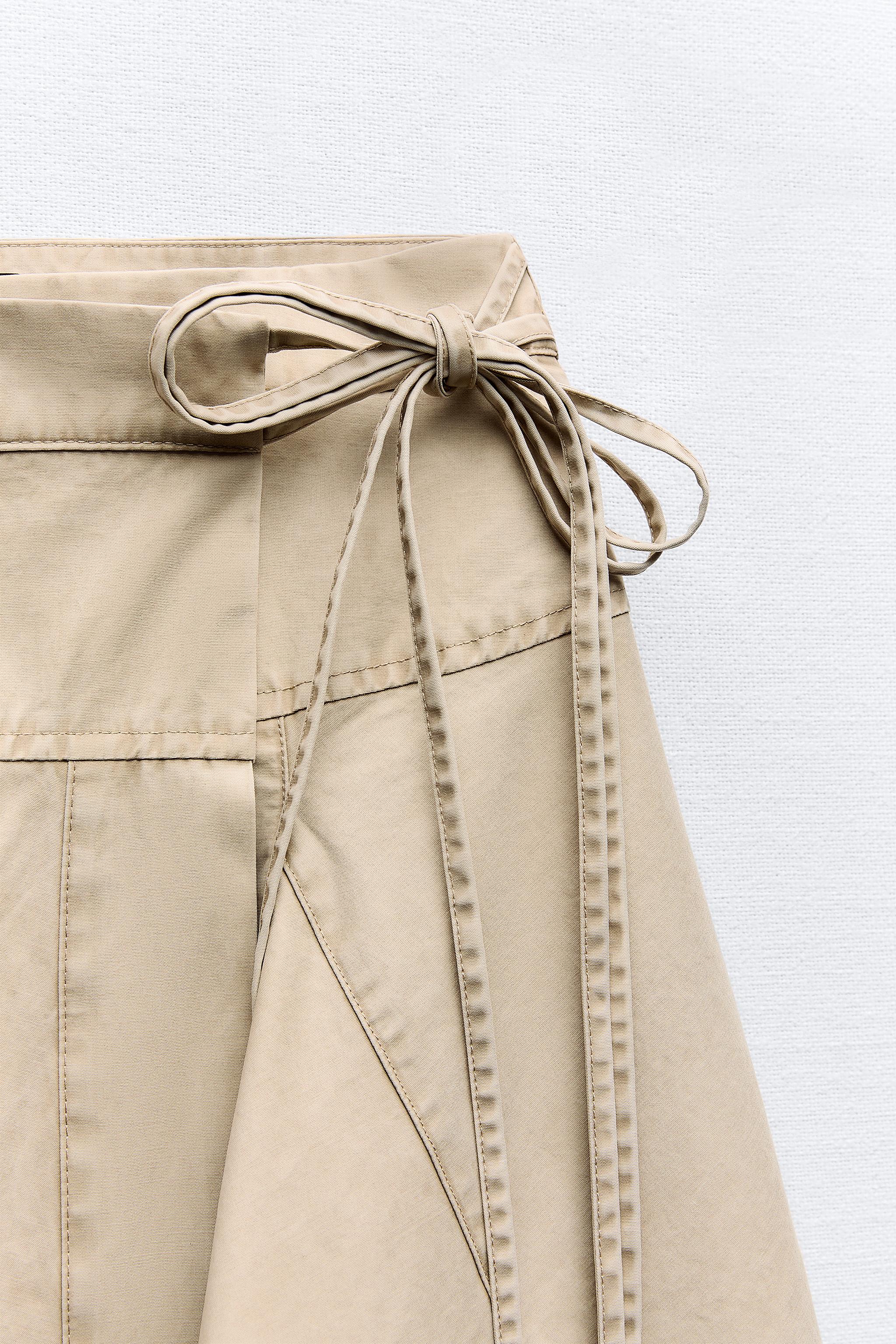 Pantiessiz toyda yubka ostidagi terining porlashi