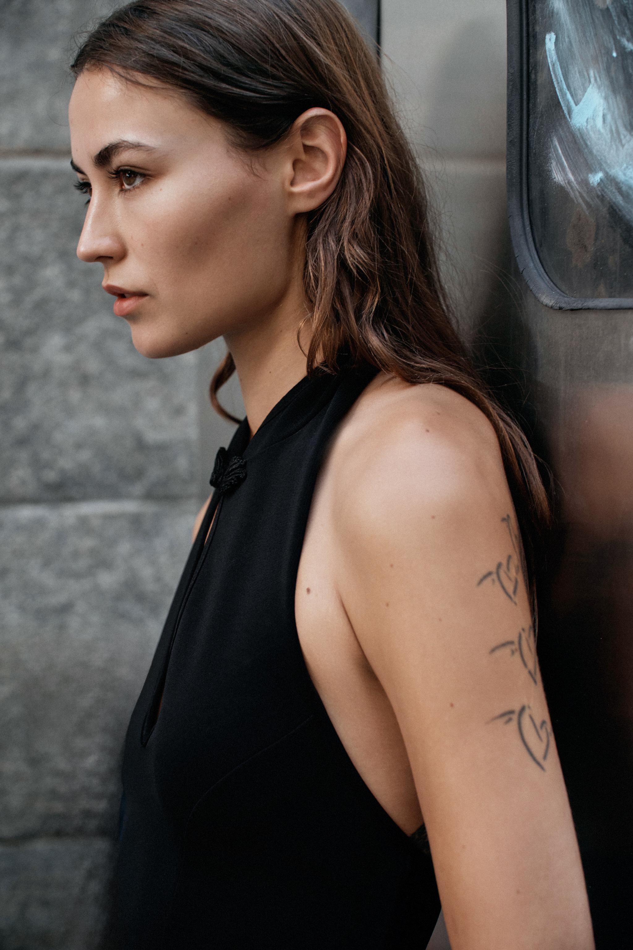 Zara Süslü Düğmeli Halter Yaka Top görsel 5