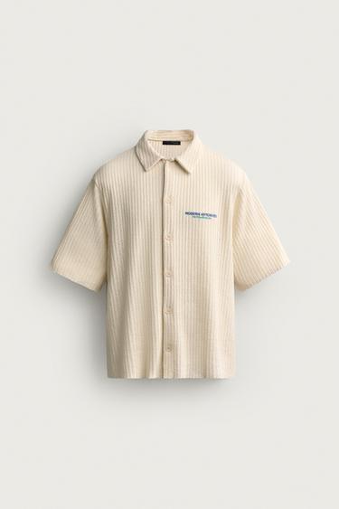 CAMISA ESTRUCTURA CALADA TEXTO ESTAMPADO - Blanco roto de Zara