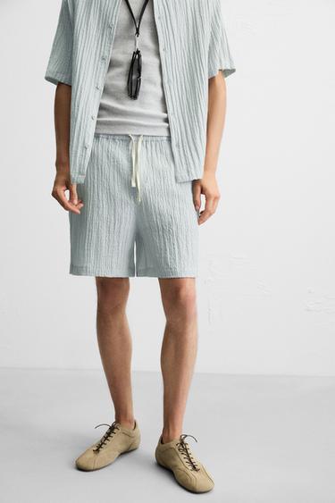 ЖАККАРДОВЫЕ ШОРТЫ ИЗ ТКАНИ С ЖАТЫМ ЭФФЕКТОМ — ЛИНЯЛЫЙ СИНИЙ от Zara