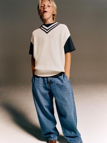 CHALECO PUNTO VARSITY CONTRASTE - Crudo / Marino de Zara