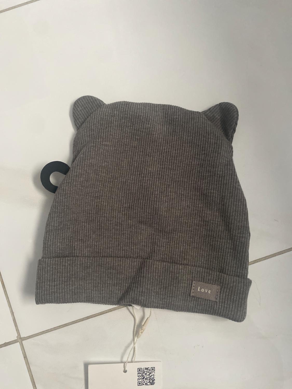 RIBBED EAR APPLIQUÉS HAT