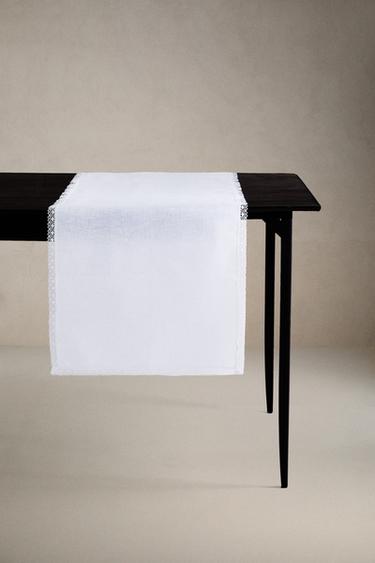 LINEN JACQUARD TABLE RUNNER - أبيض الخاص بـ Zara