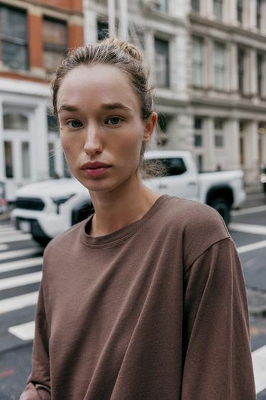 T-SHIRT RUSTIQUE EN COTON - Vison foncé de Zara - Image 2