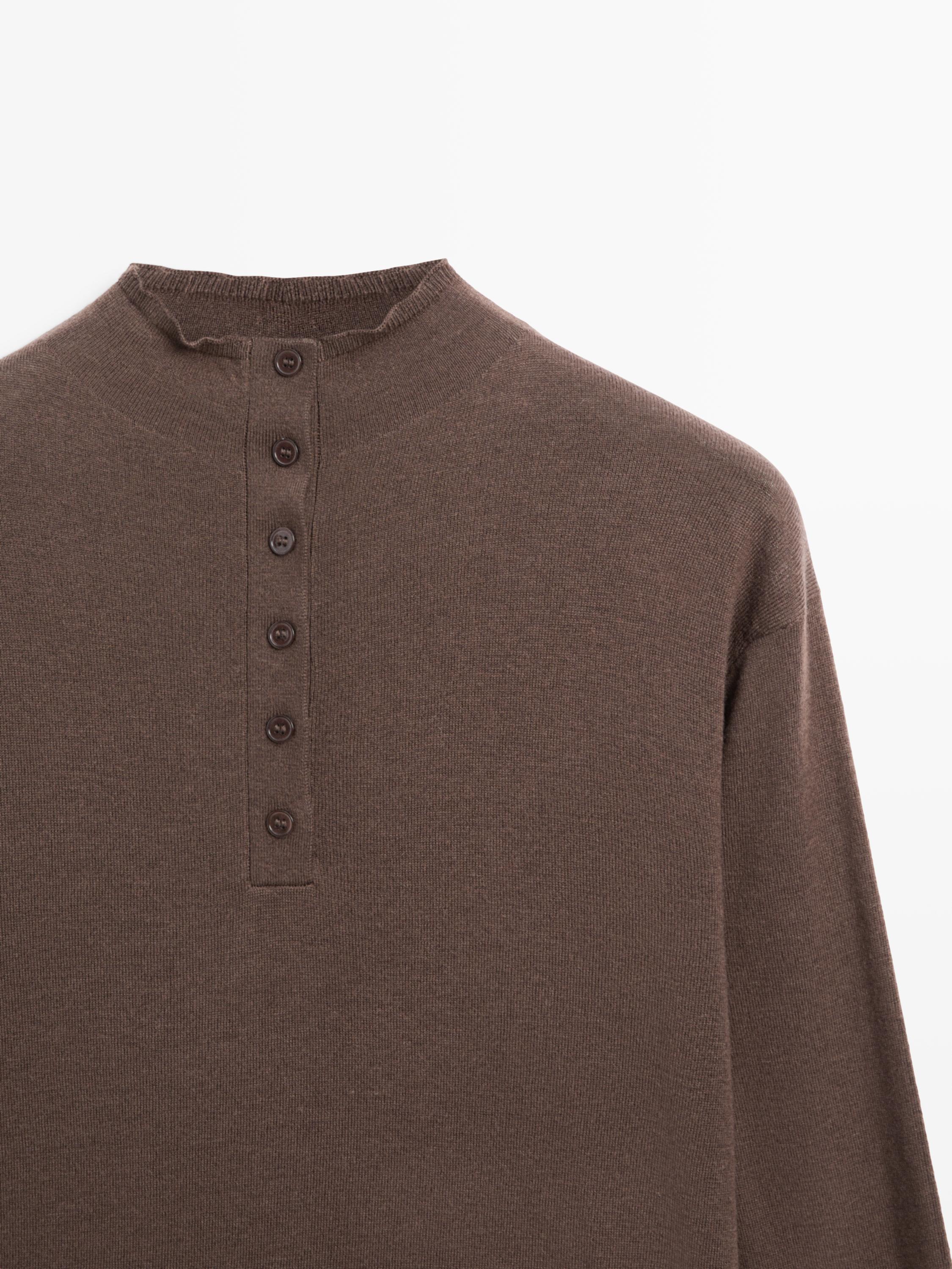 Pull à col montant boutonné