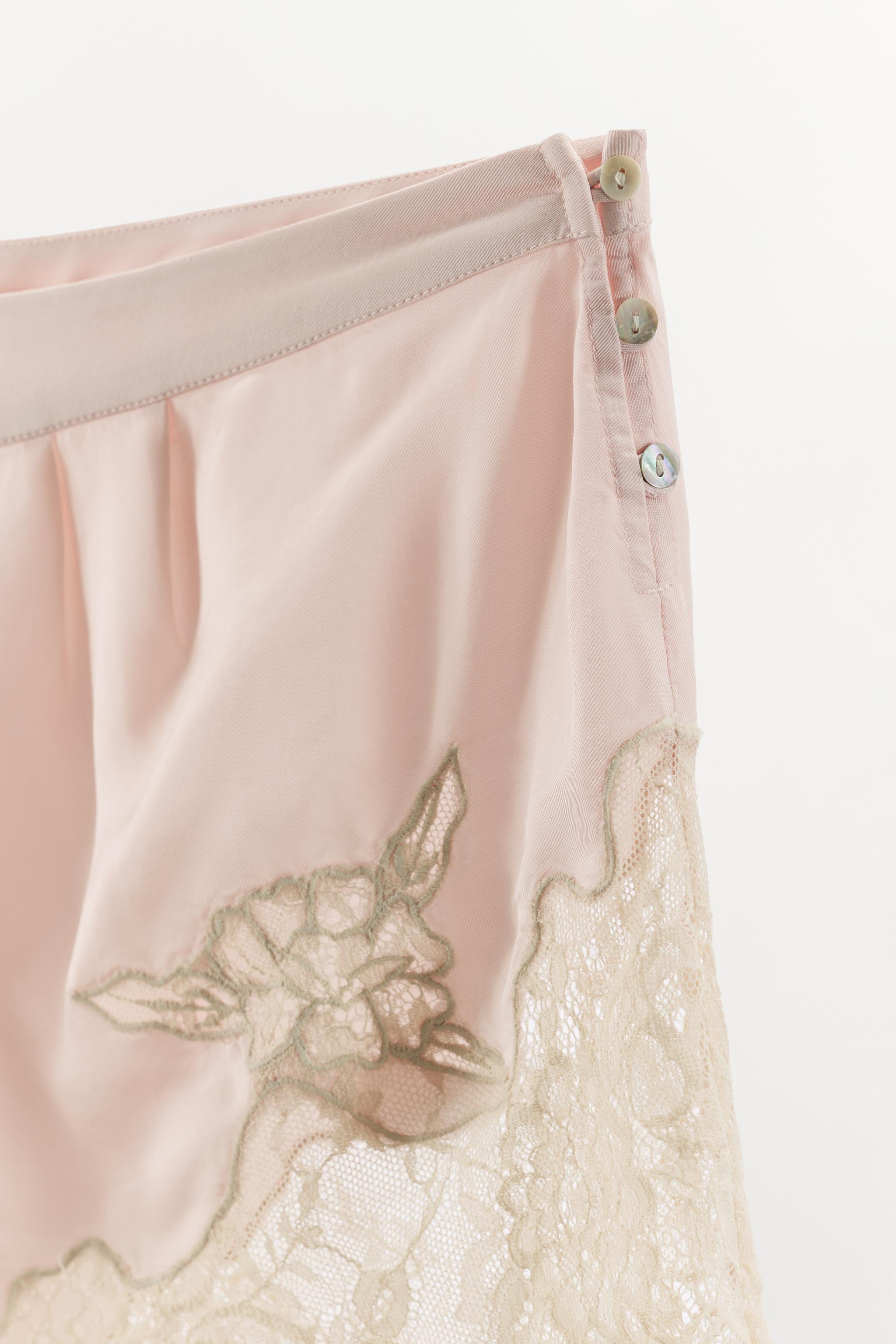 SHORT SATINÉ BRODERIES ET DENTELLE