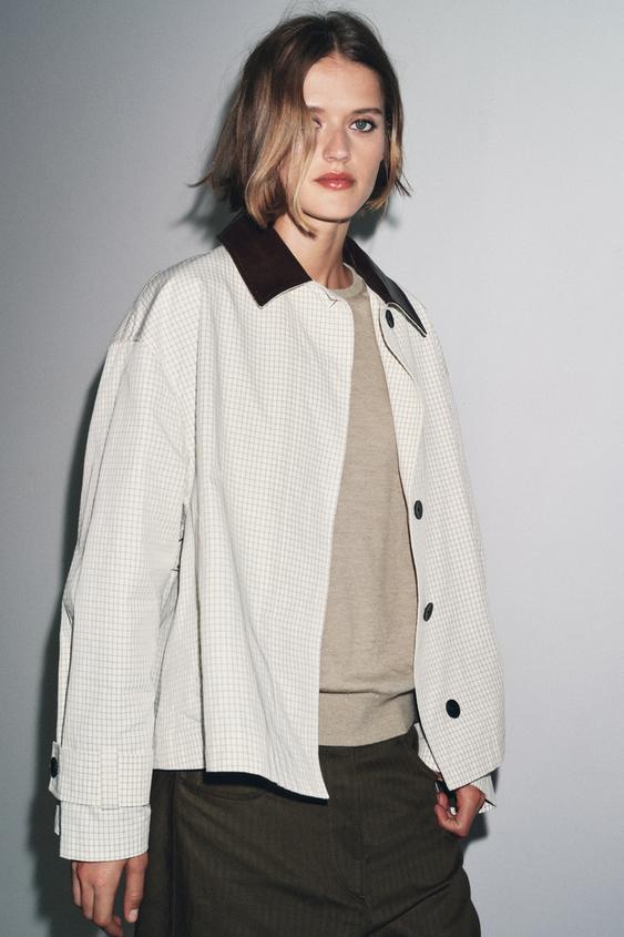 ZW COLLECTION KRÁTKÝ TRENČ S LĺMCEM Z IMITACE KŮŽE - Černá / Bílá od Zara - Obrázek 3