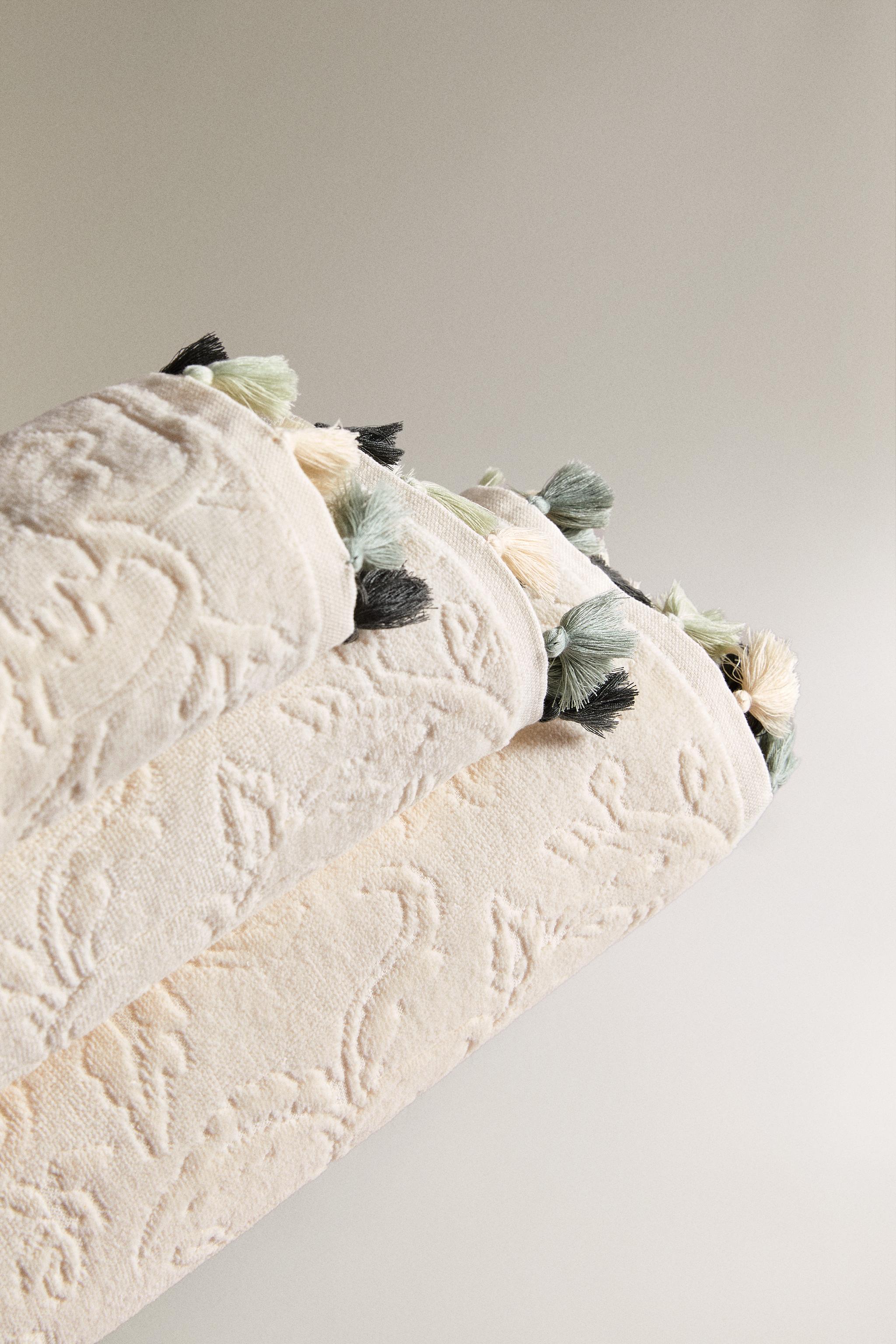 SERVIETTE DE BAIN POMPONS JACQUARD