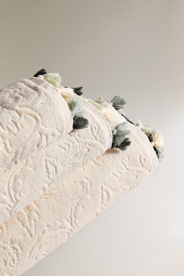 JACQUARD POMPOM BATH TOWEL - Mid-ecru by Zara - Image 1