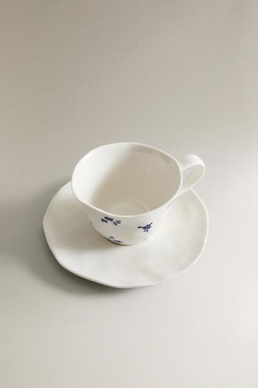TASSE FLORALE AVEC SOUCOUPE EN PORCELAINE - Blanc / Bleu marine de Zara - Image 1