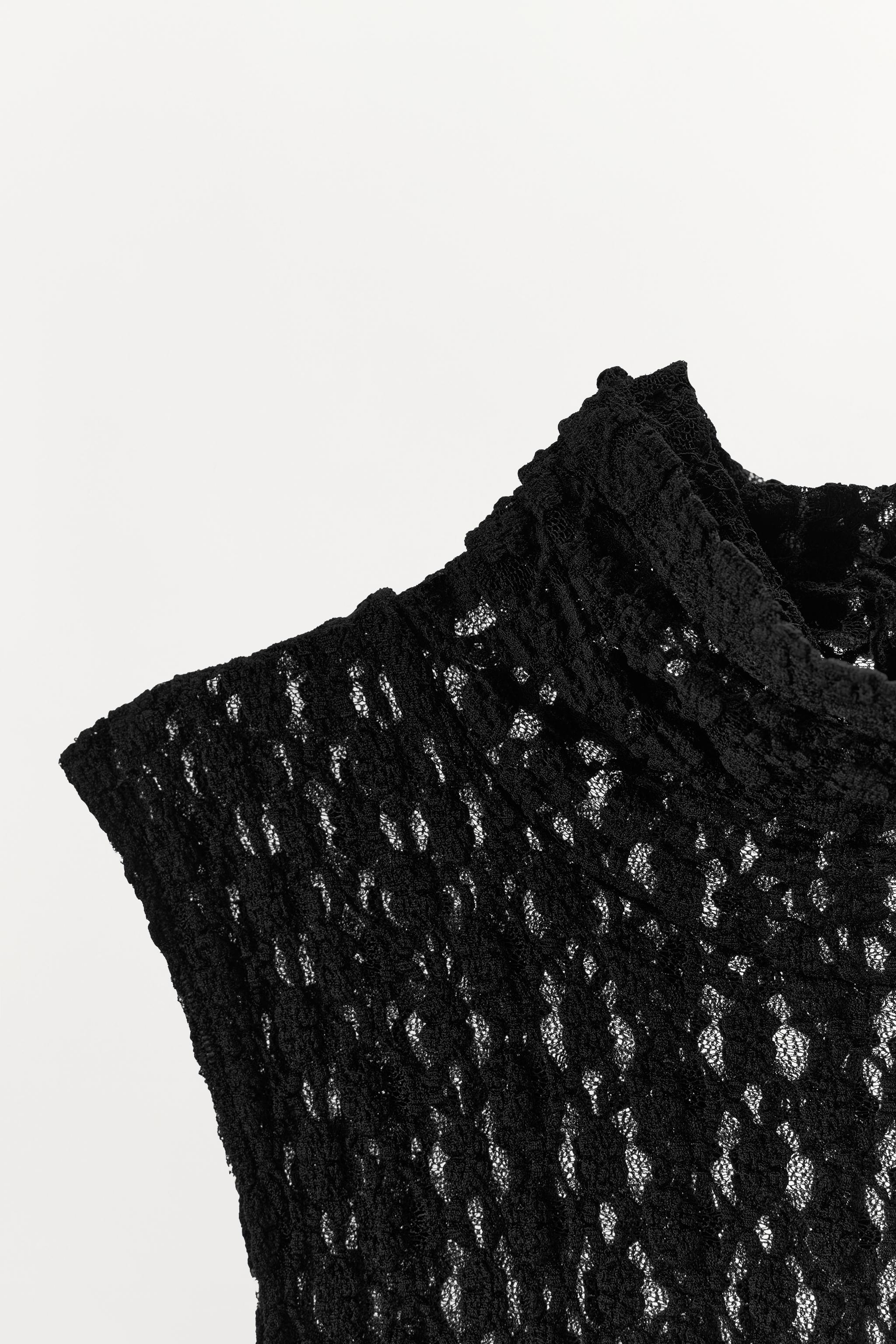 HIGH-NECK LACE TOP