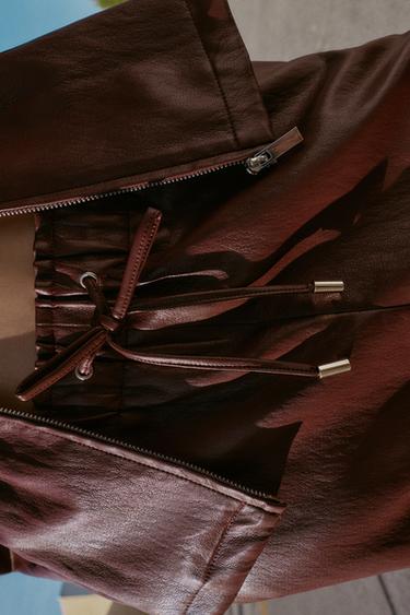 PANTALON MATIÈRE SYNTHÈTIQUE AVEC TAILLE ÉLASTIQUE - Grenat de Zara - Image 5