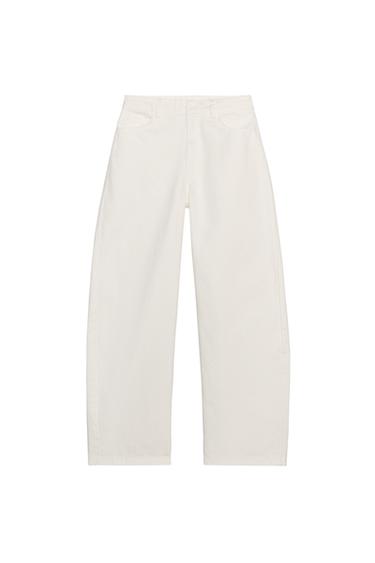 Front view of white pants with front pockets.