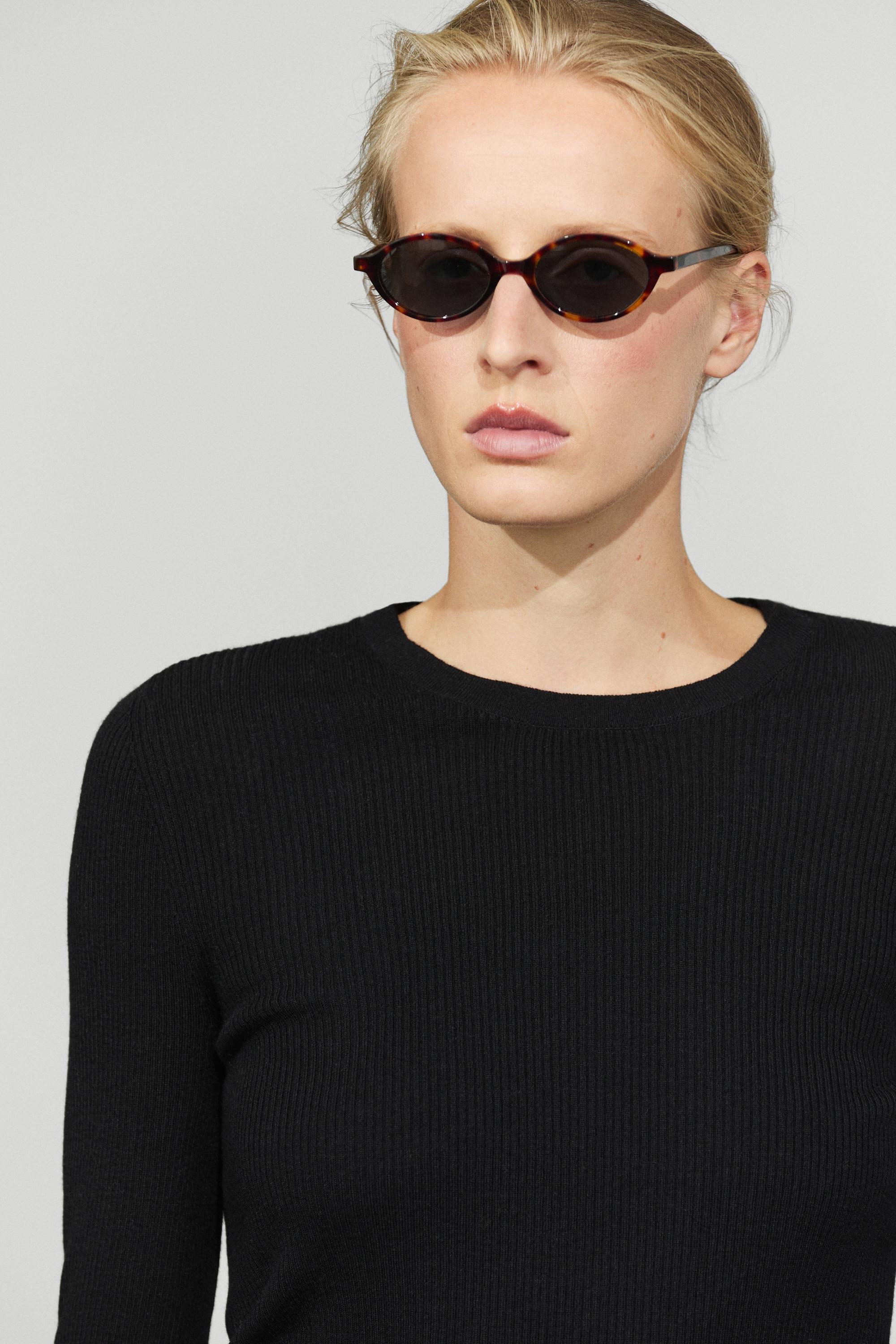 Ribbed knit round neck sweater